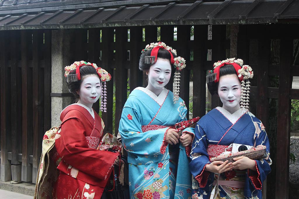 Maikos mit Kanzashi - Erinnerung an die Edo-Periode